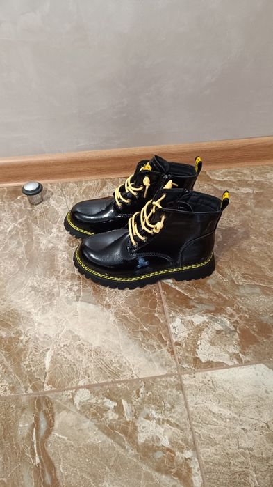 Нові чобітки для дівчинки