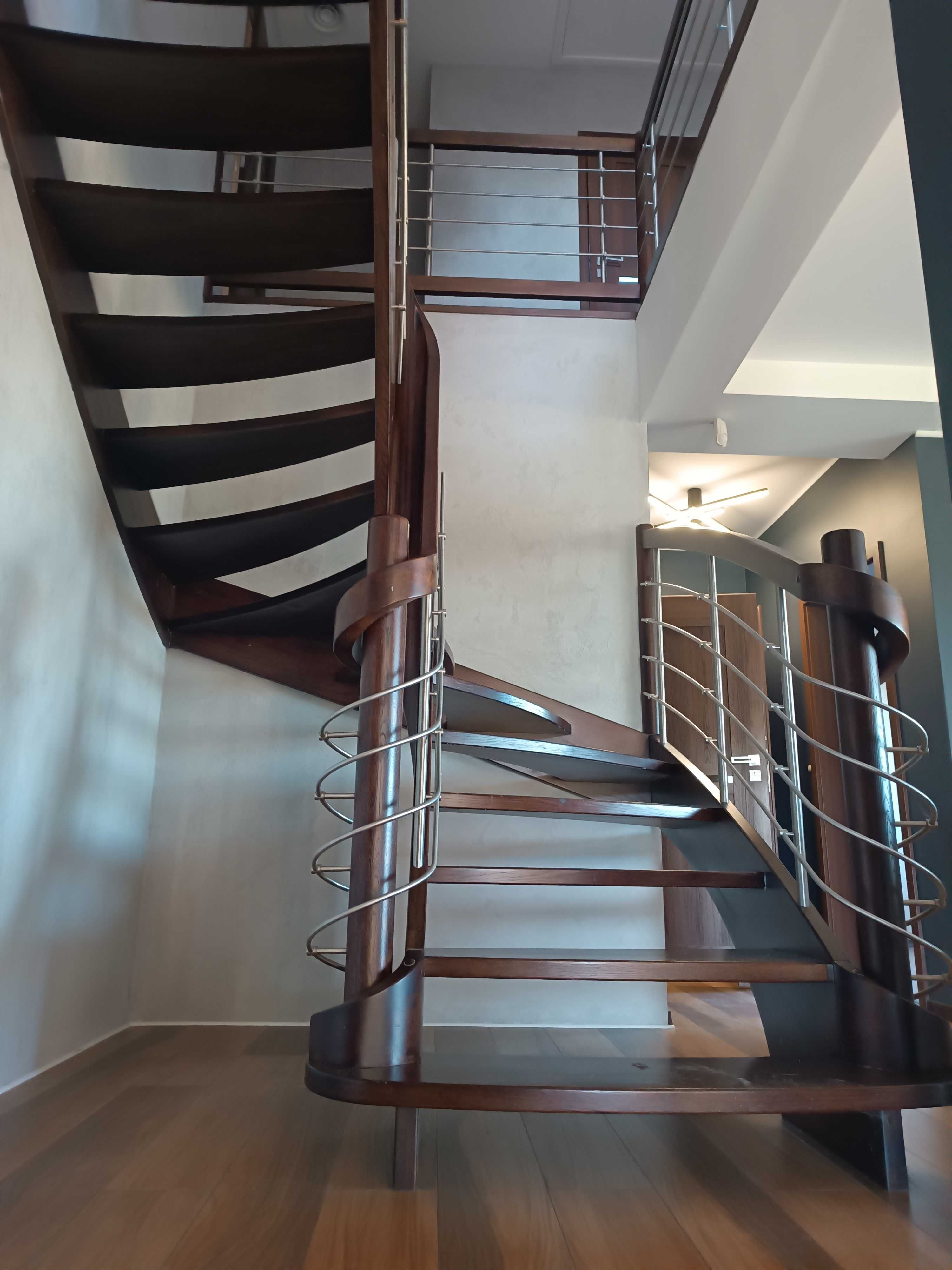 Schody drewniane z balustradą