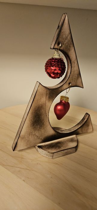 Choinka drewno dekoracje świąteczne  bąbki lampki ozdoby prezent