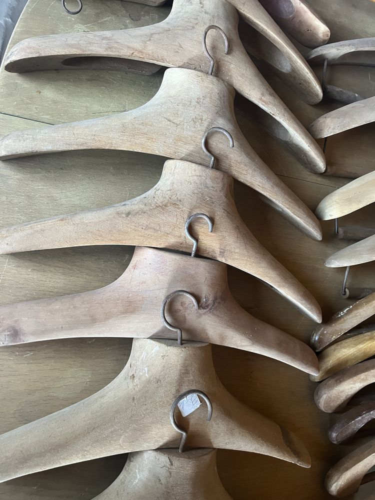 Cabides vintage com mais de 50 anso