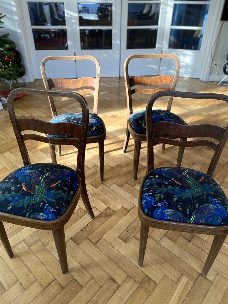 4 krzesła z dobrej jakości drewna, pokryte naturalną farbą.