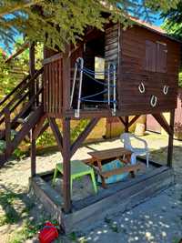 Domek drewniany dla dzieci z piaskownica i zjeżdżalnia
