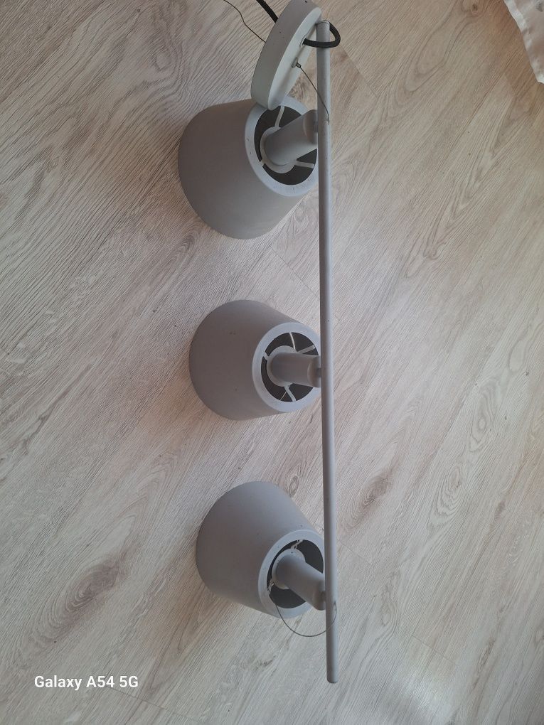Lampa trzykloszowa
