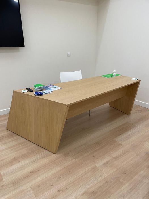 Secretaria em carvalho, marca Guialmi Origami, com 2257x1253mm.Tenho 3