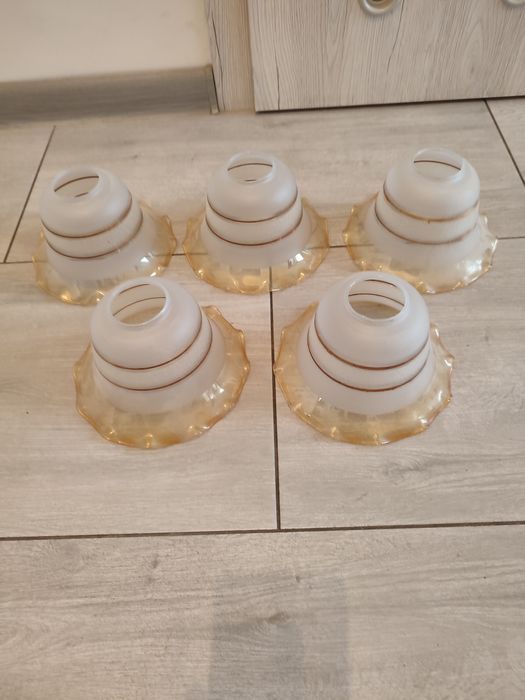 Zestaw 5 kloszy.