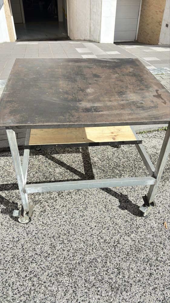 Vendo mesa de solda com tampo em ferro de 4mm.