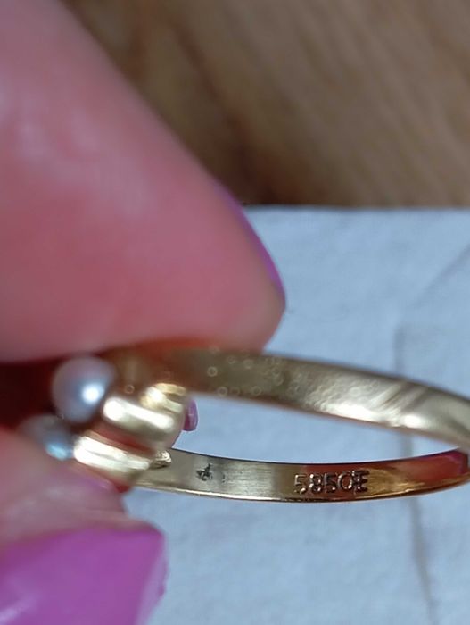 Złoty pierścionek z naturalnymi perłami hodowlanymi, PRL, próba 585