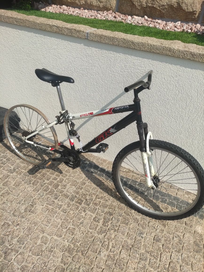 Bicicleta meia desmontada