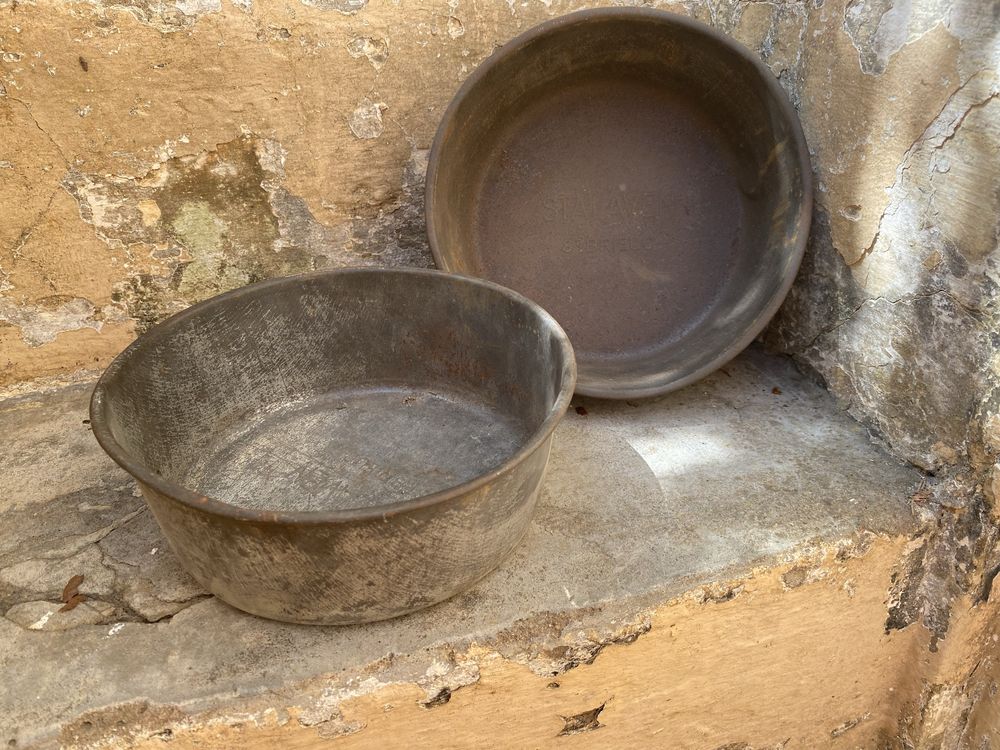 2 formas metalicas de cozinha antigas