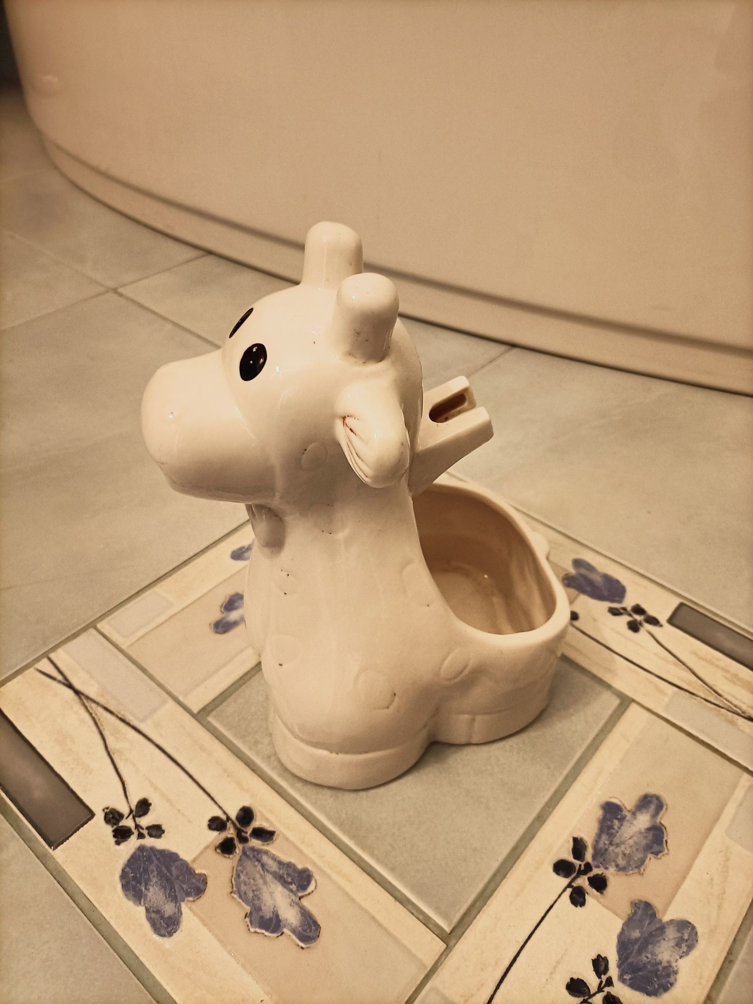Ceramiczny pojemnik na szczotkę Wc