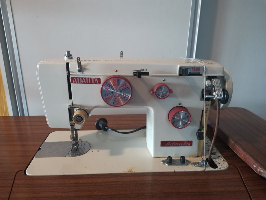 Máquina de costura a trabalhar com móvel com gavetas