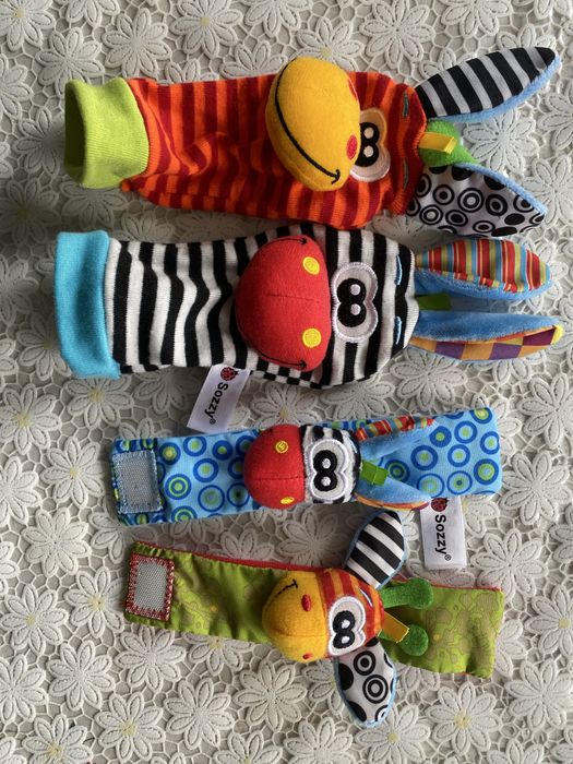 Дитячі ігршки на руки і ніжки