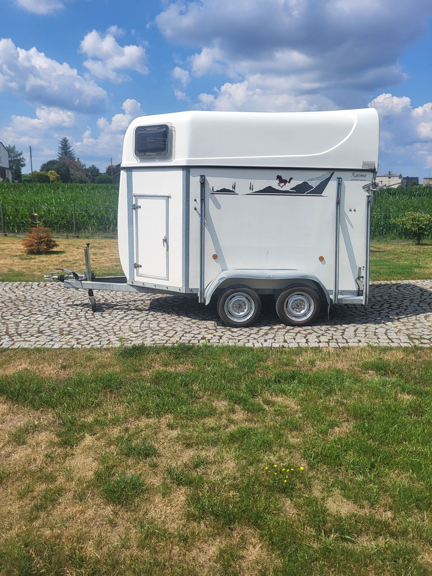 Przyczepa do przewozu koni konia zwierząt dmc 1300kg kategoria B
