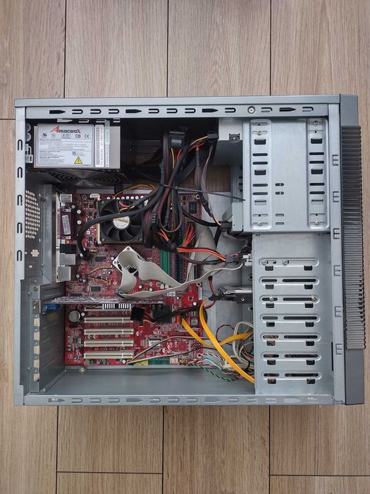 Komputer Intel P4 2,40 GB, Radeon 8500