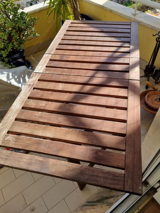Mesa exterior de madeira