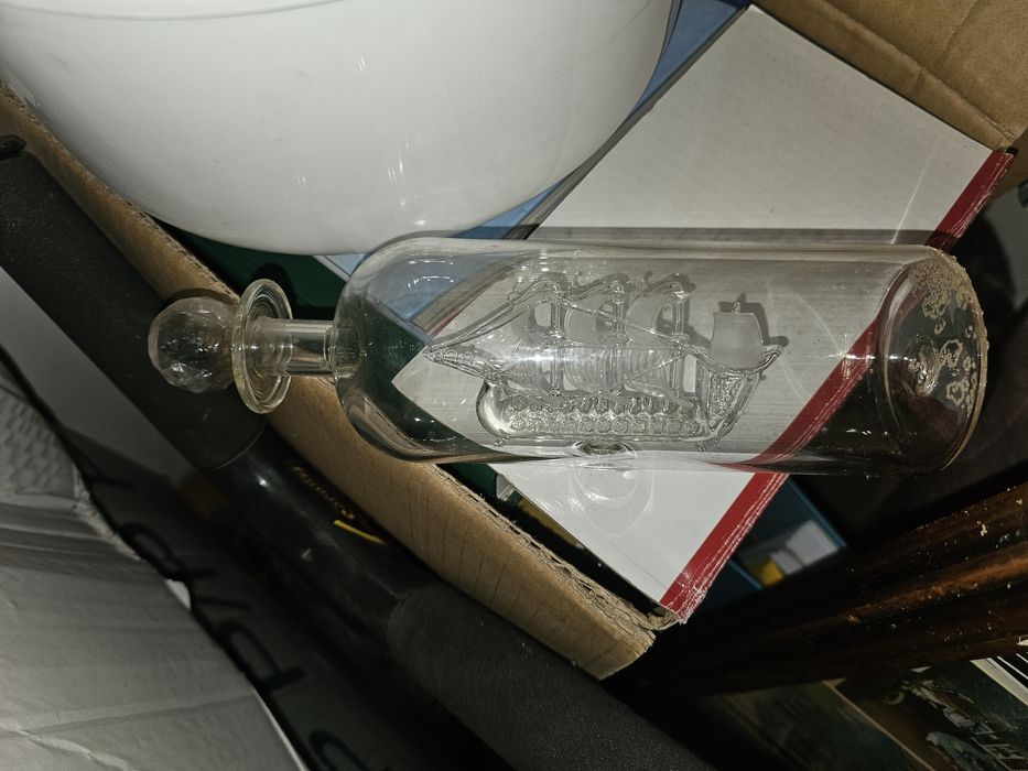 Barcos em garrafa de vidro