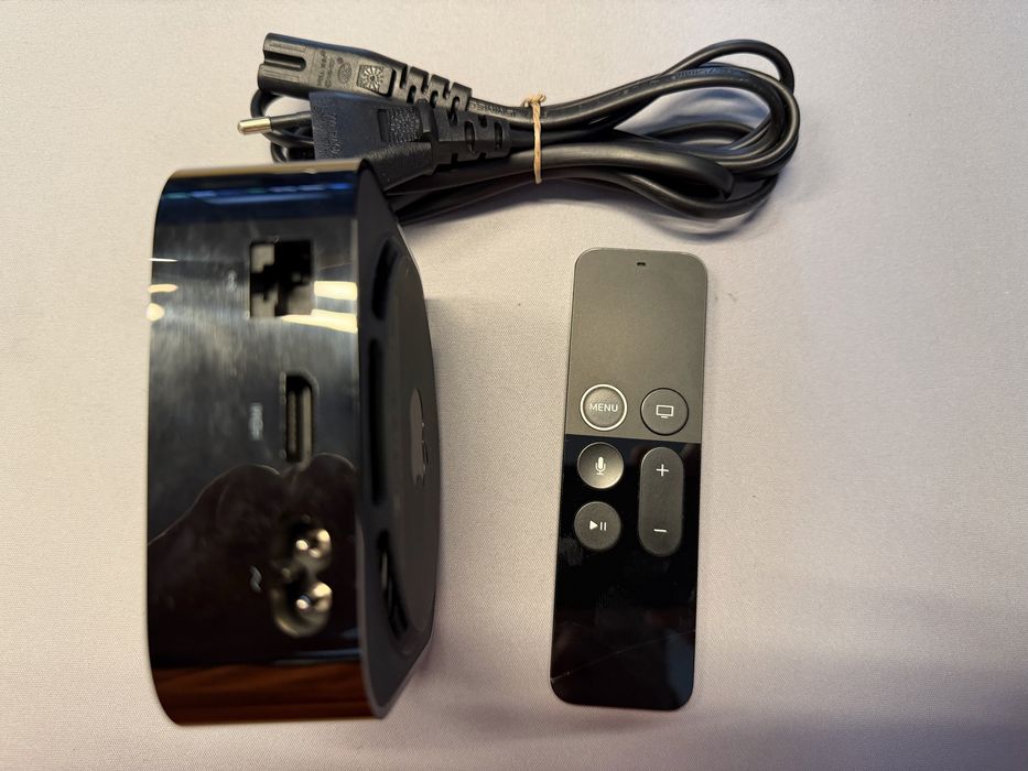 Apple TV 4K (gen 1) 32Gb a1842 + Apple Siri Remote a1962