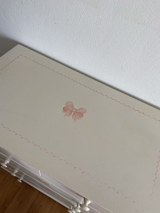 Cómoda branca de criança com laços cor de rosa