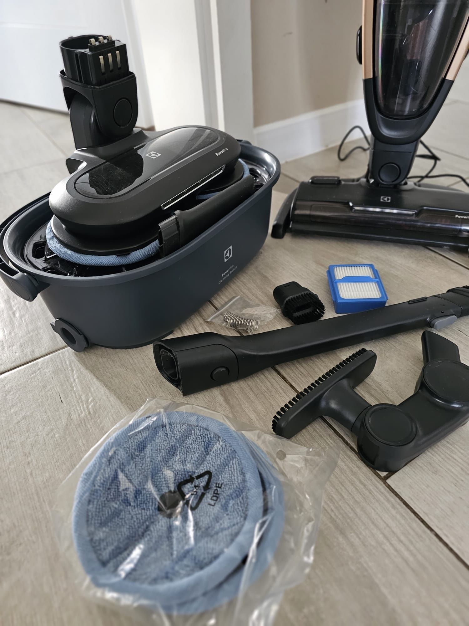 Odkurzacz pionowy bezprzewodowy  Electrolux Hygienic 600 PureWet + sta