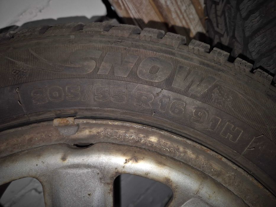 Koła stalowe z oponami.