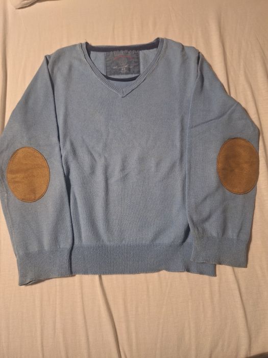 Sweterek Zara błękitny 4-5 latek dekolt w serek, łatki