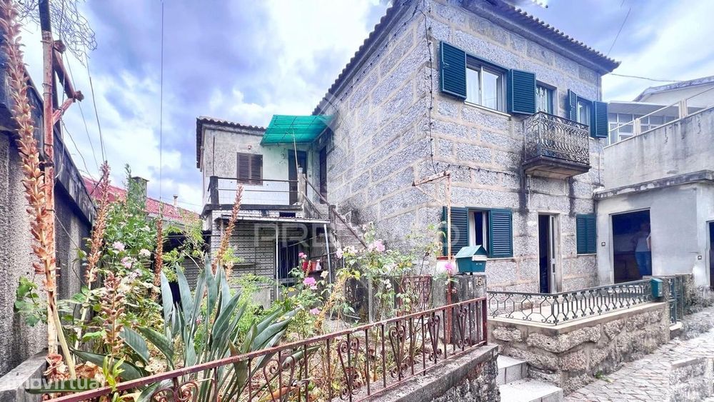 Moradia para Restauro com Duas Frações Independentes, Terreno e Gar...