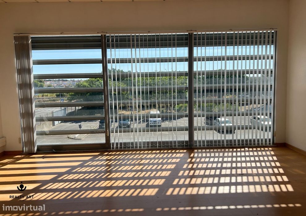 Loja Em Condominio De Armazéns- Moita