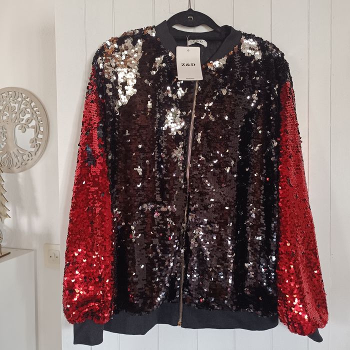 Casaco novo com etiqueta preto e vermelho todo com lantejoulas