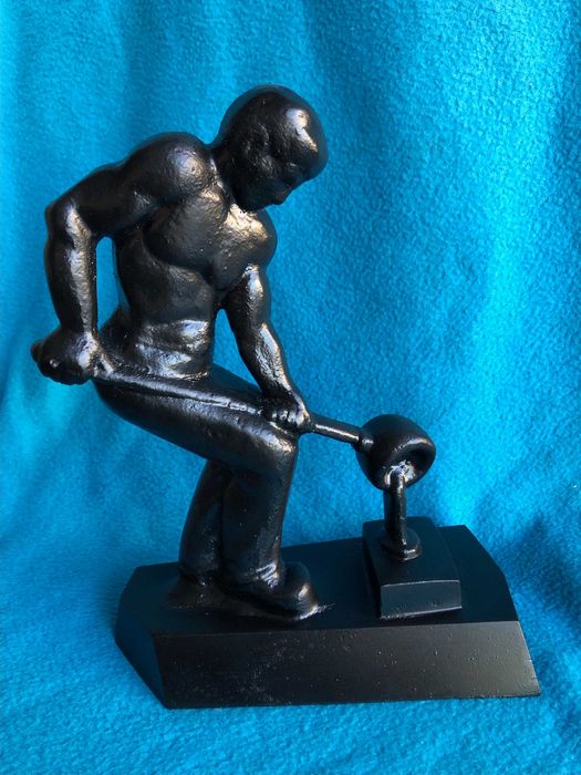 Rzeźba. Statuetka. Odlew żeliwny.