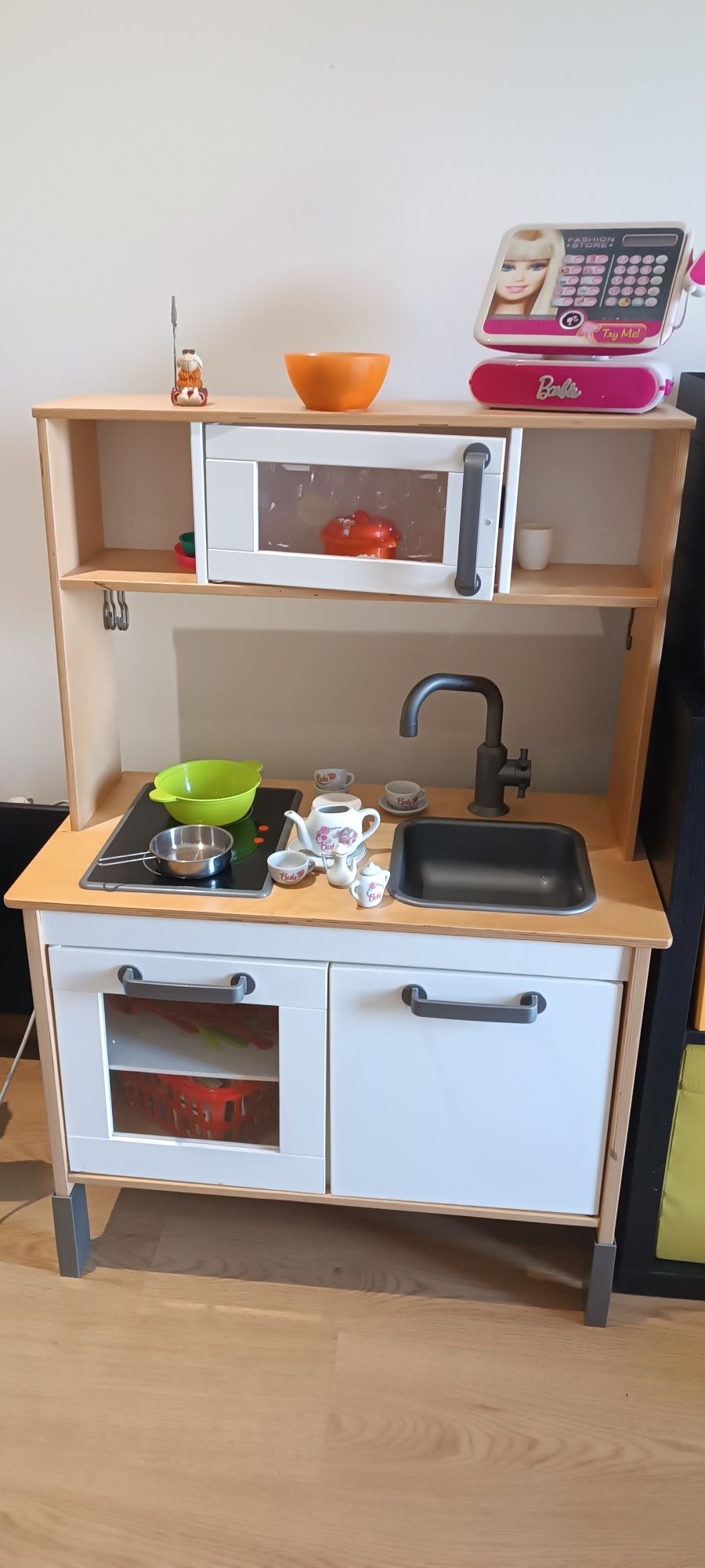 Cozinha ike com brinquedos (barbie e outros)