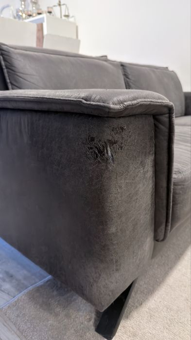 Sofa 3 lugares com pequeno estrago no braço direito