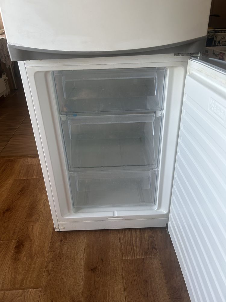 Продам двухкамерный холодильник Zanussi