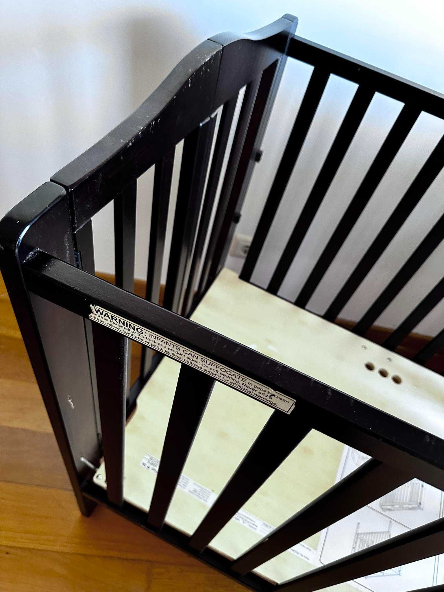 Crib Uma cama de criança pequena