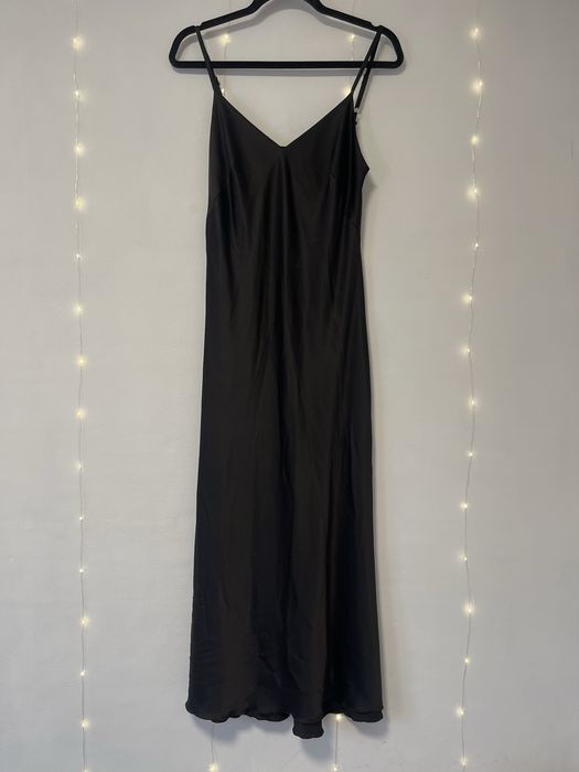 Атласное платье миди