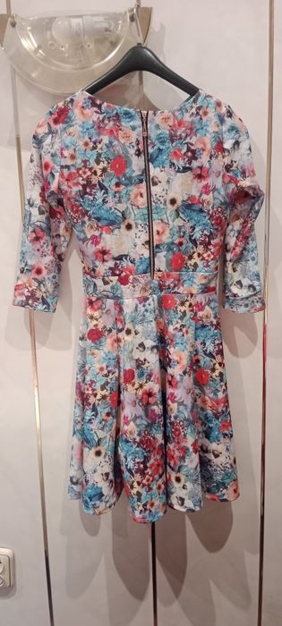 Piękna sukienka w kwiatki 152