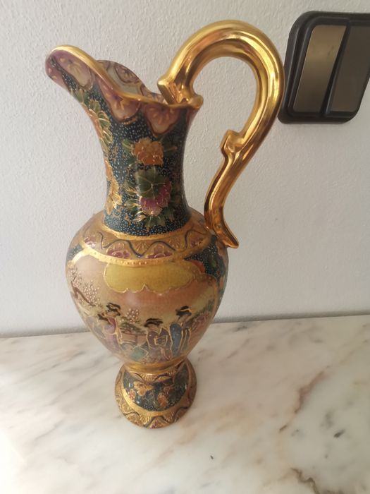 Jarro com pinturas de decoração chinesa