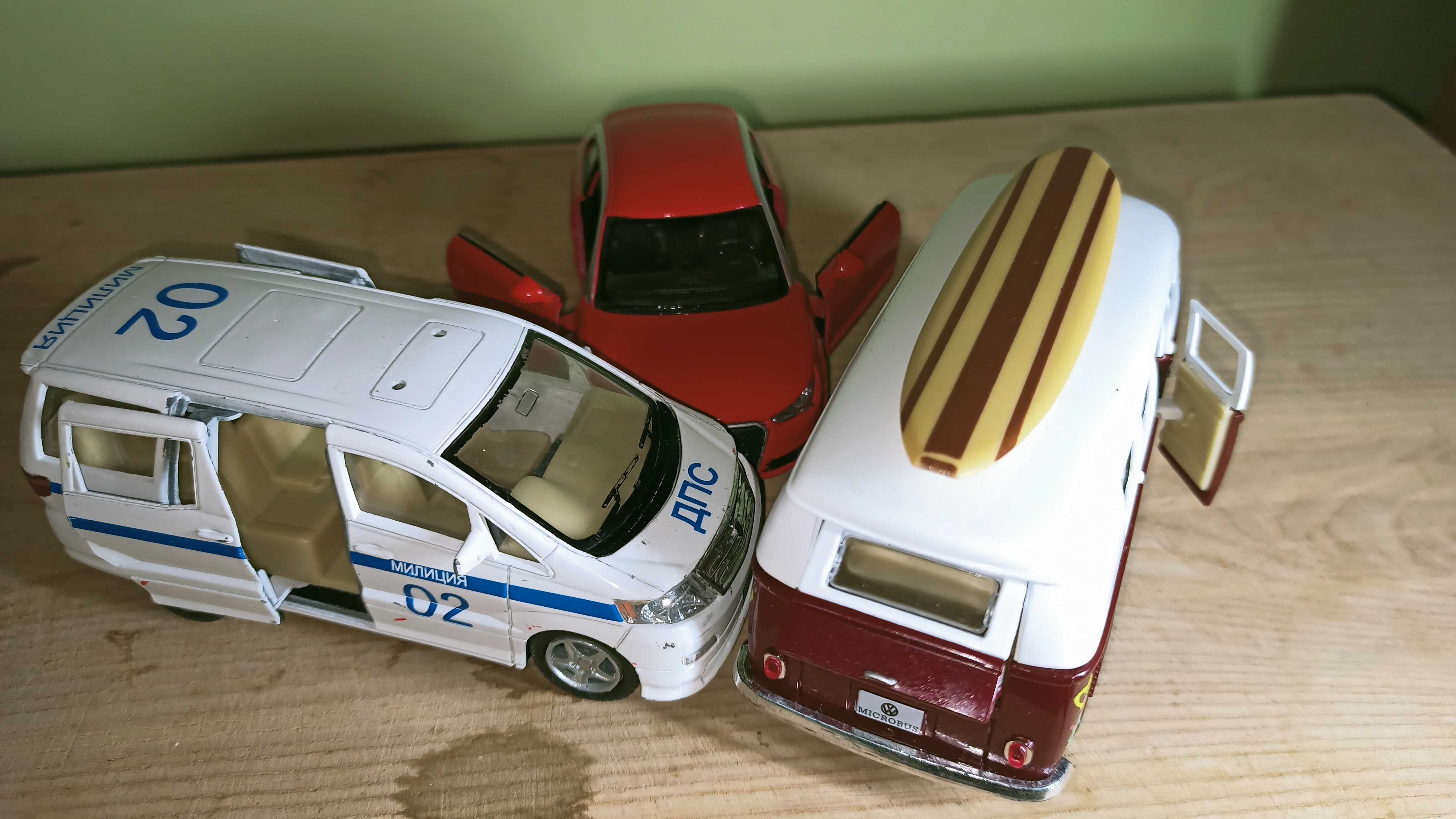 Модель Kinsmart 1962 Volkswagen Bus 1:32, Audi A1, Toyota Alphard 1:38