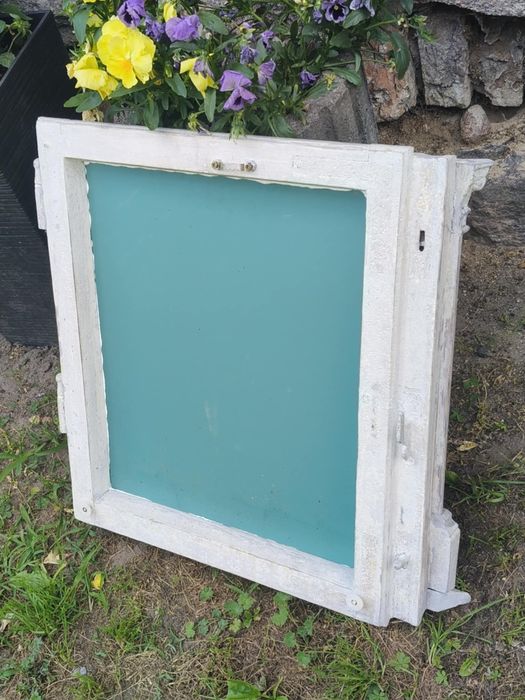 Lustro ze starej okiennej ramy