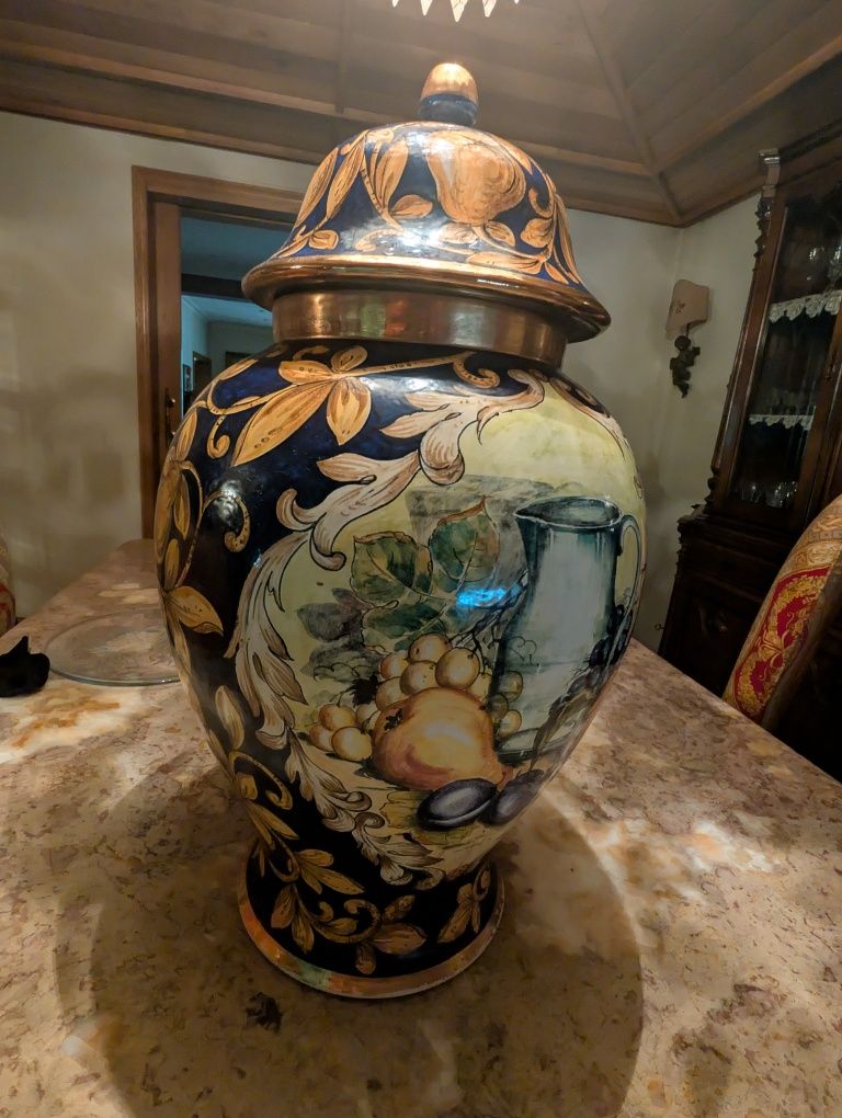 Jarra com tampa em porcelana pintada a mão