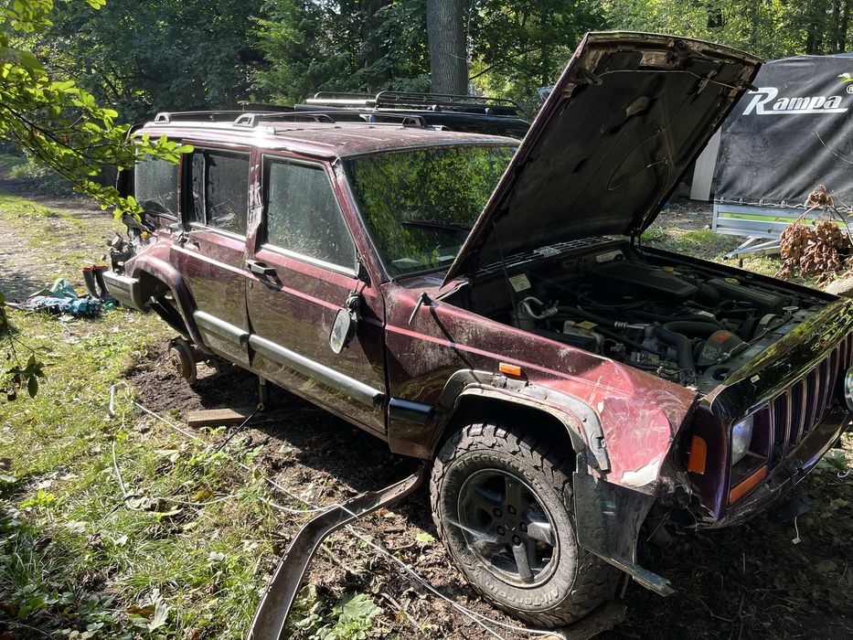 Jeep XJ 4.0L 2000r. Powypadkowy - całość lub na cześci