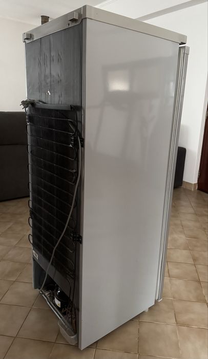 Frigorífico Schaub Lorenz – Capacidade 240 L – Como Novo