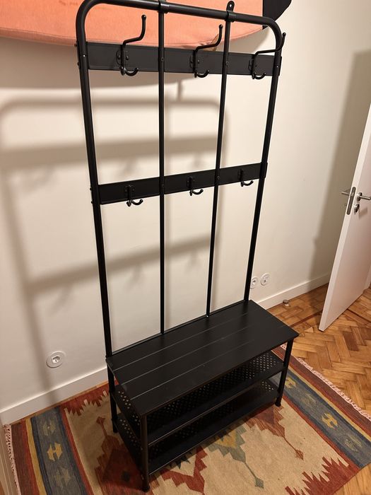 Cabideiro e banco com espaço para sapatos