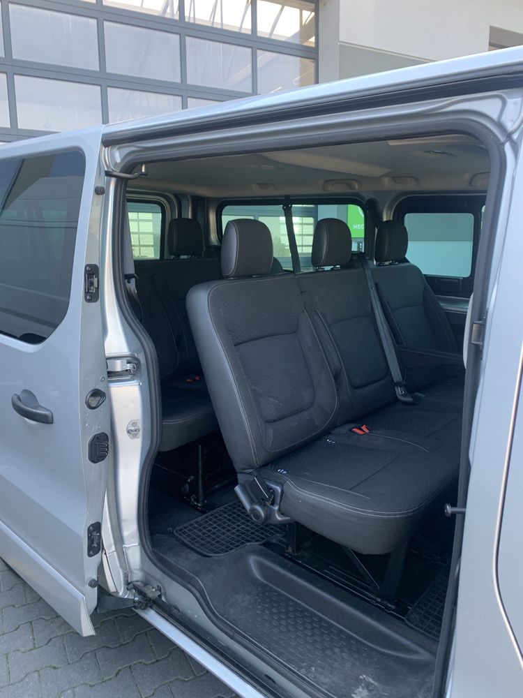 Wynajem busa osobowego Vivaro Trafic 9 osób