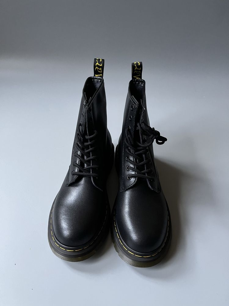 Високі чорні шкіряні черевики ботинки як Dr Martens