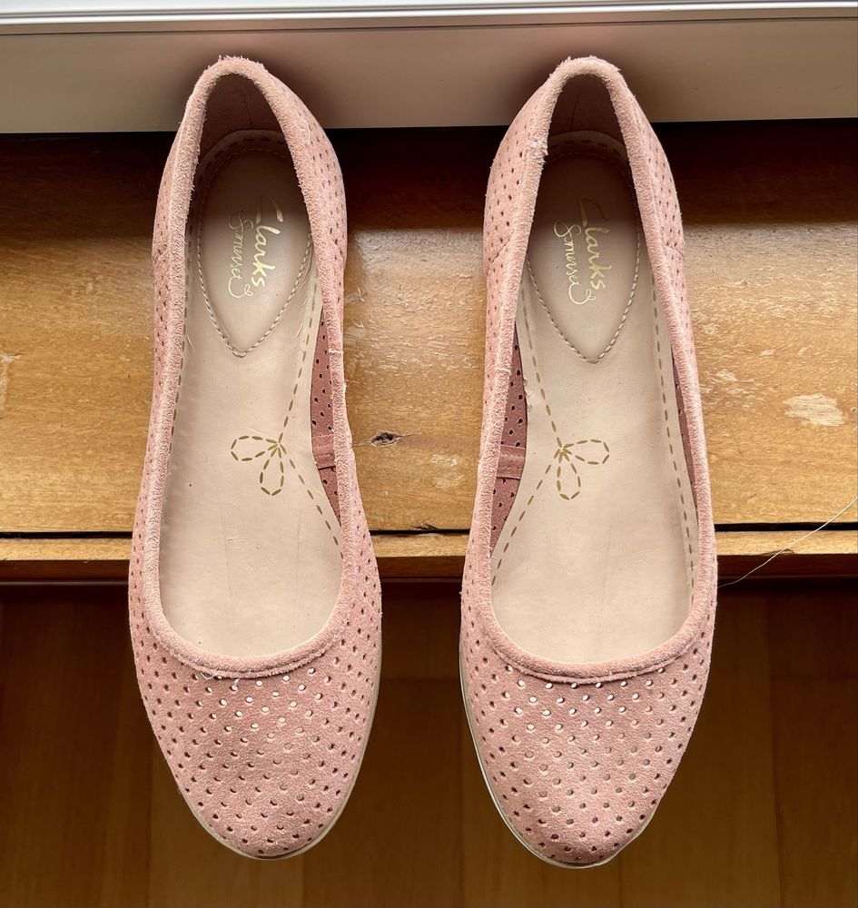 Sapatos frescos de verao com cunha e sola de borracha