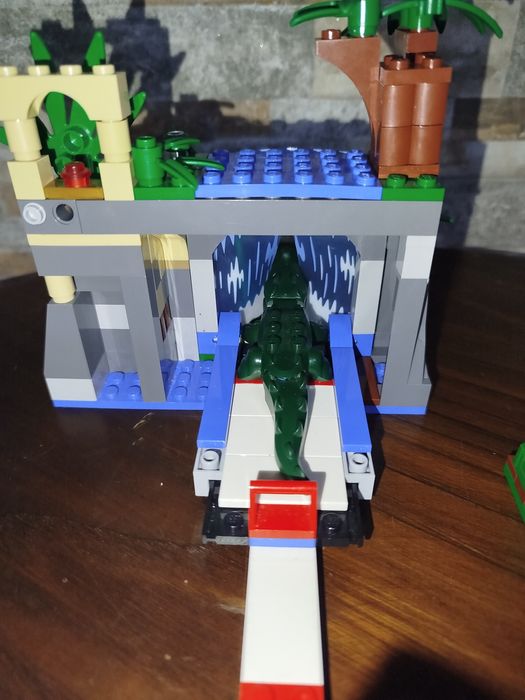 LEGO City 60160 Jungle Mobile Lab