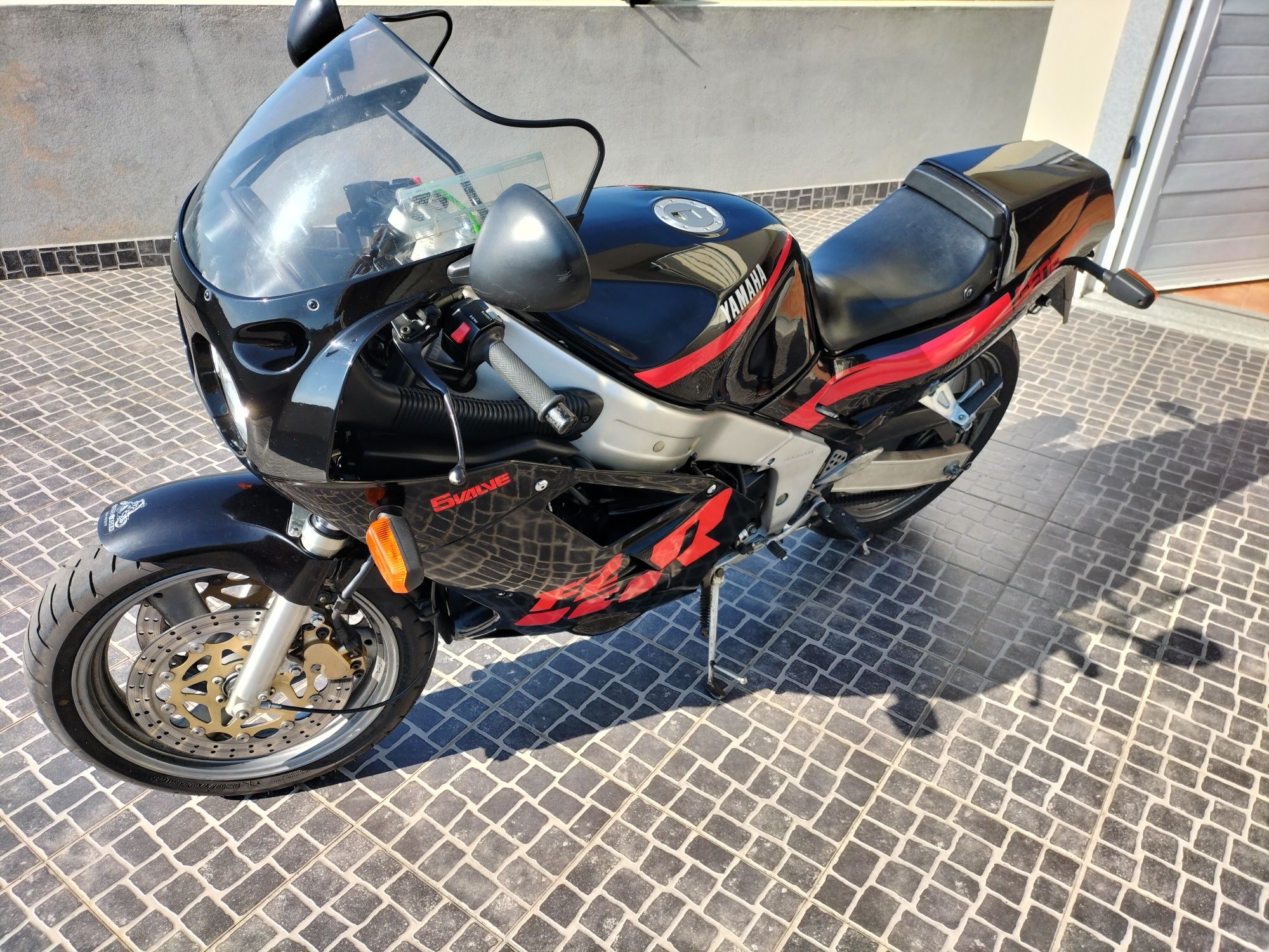 Mota Yamaha FZR 1000