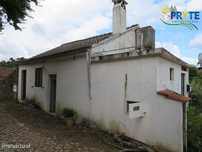 Pequena quinta a confinar com a Ribeira situada perto de Oleiros