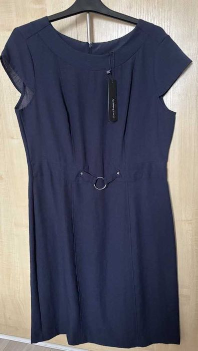 Sukienka z ozdobną klamerką