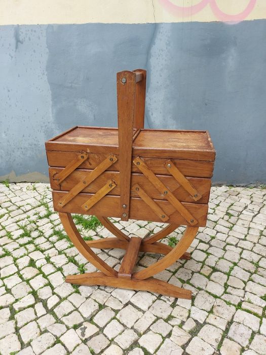 Caixa de costura de madeira articulada 

Também conhecida como c